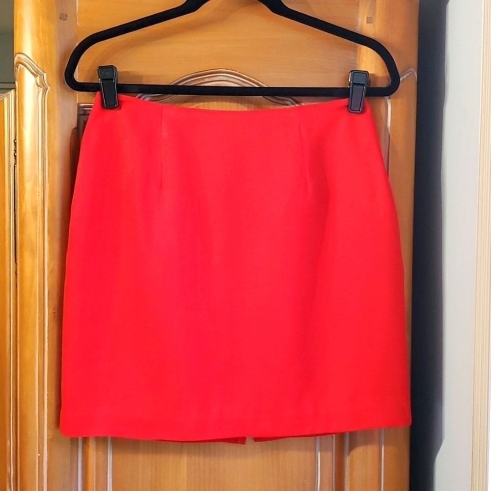 HUGO BUSCATI‎ RED SKIRT. Beautiful, completely lined. Back zipper.  Size 10.
